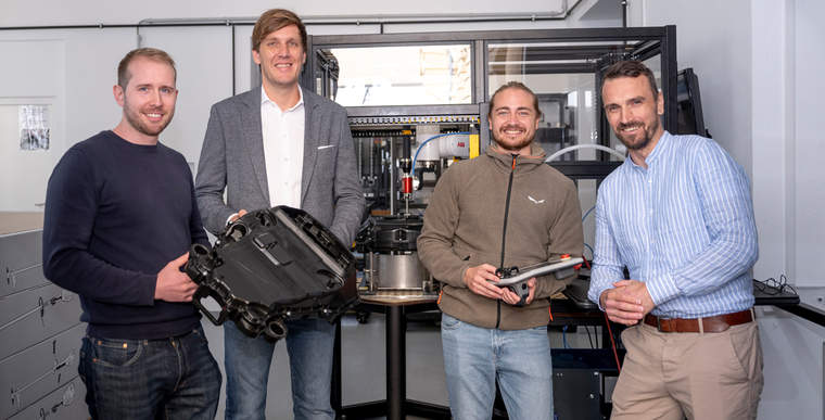 From left: Anton Brotsmann, Benjamin Massow and Gabriel Brugger from the Center for Production, Robotics & Automation at MCI and STIHL Tirol Production Planner Christian Schwoch-Werner with a functional prototype for an automated production step.