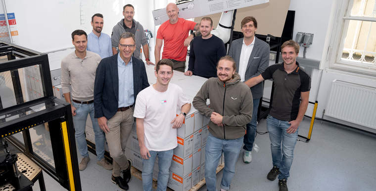 The picture shows the teams led by project managers Benjamin Massow from the MCI (2nd from right) and Johannes Pfister from STIHL Tirol (3rd from left).